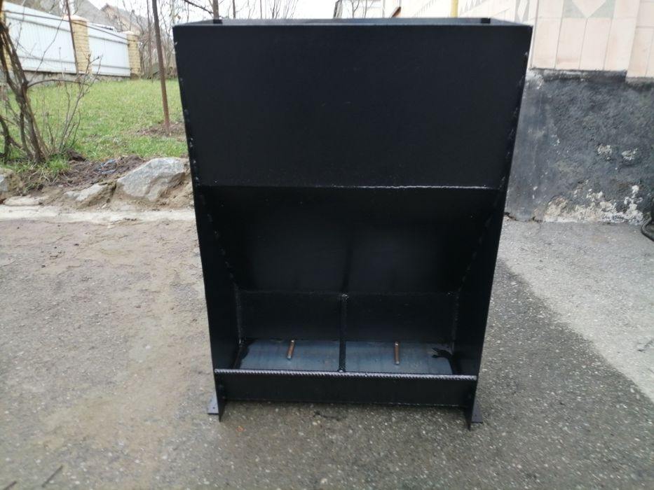 Бункерная кормушка для свиней