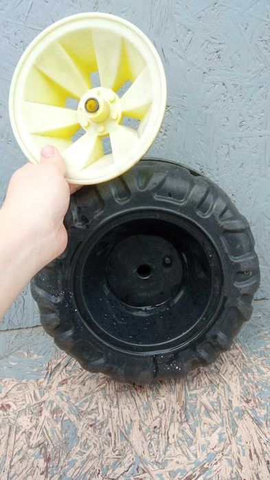 Колесо на детский электромобиль