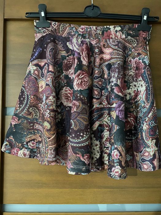Spódnica kwiaty na gumce Bershka