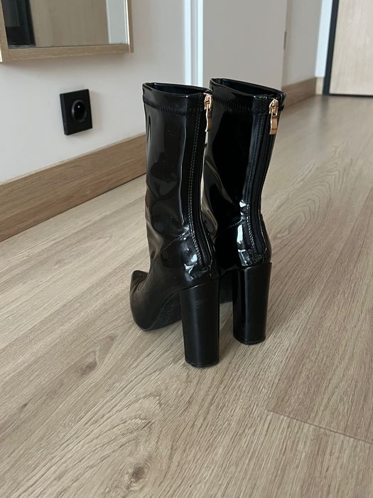 Lakierowane botki na obcasie