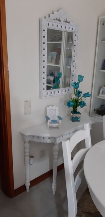 Espelho e aparador branco