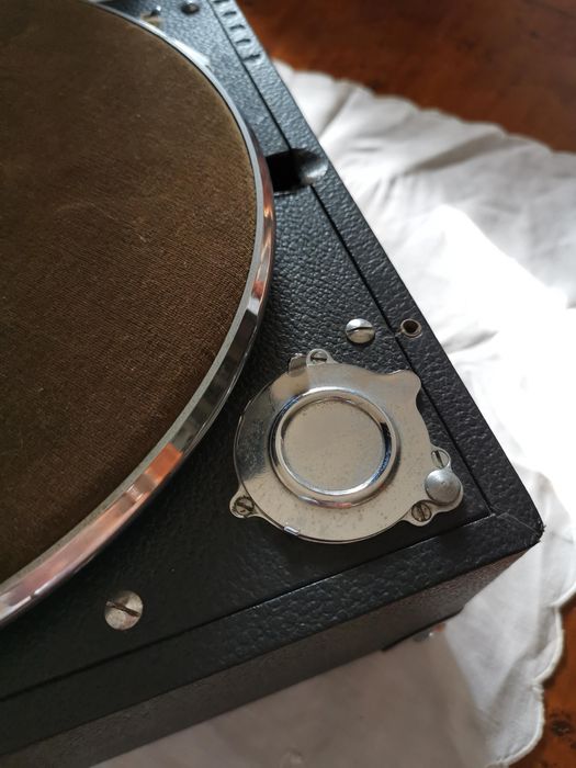 Grafonola em caixa portátil