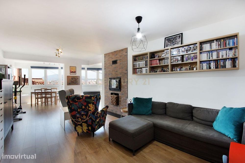 Apartamento T3 com vista p/ Serra Sintra e parqueamento em Rio de Mour