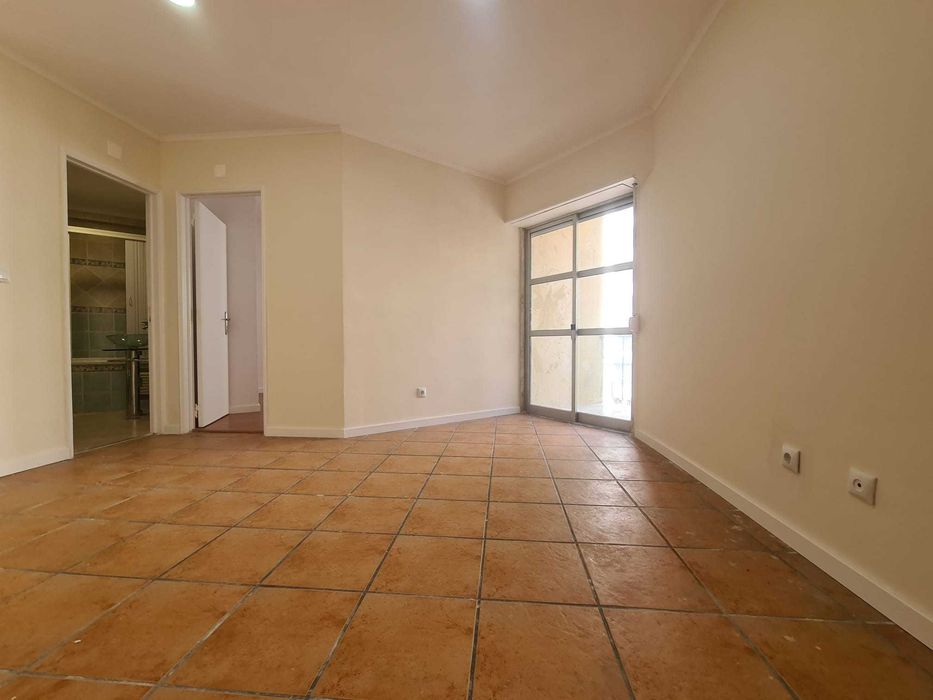 Apartamento T2 transformado em T3 — Rua Prof. Rui Luís Gomes, 11,  Mem Martins