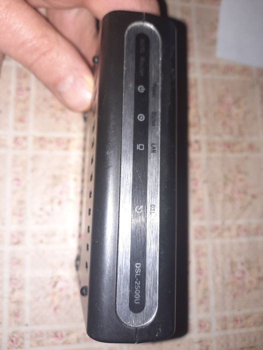 Продам Роутер в рабочем  состочнии с блоком питания