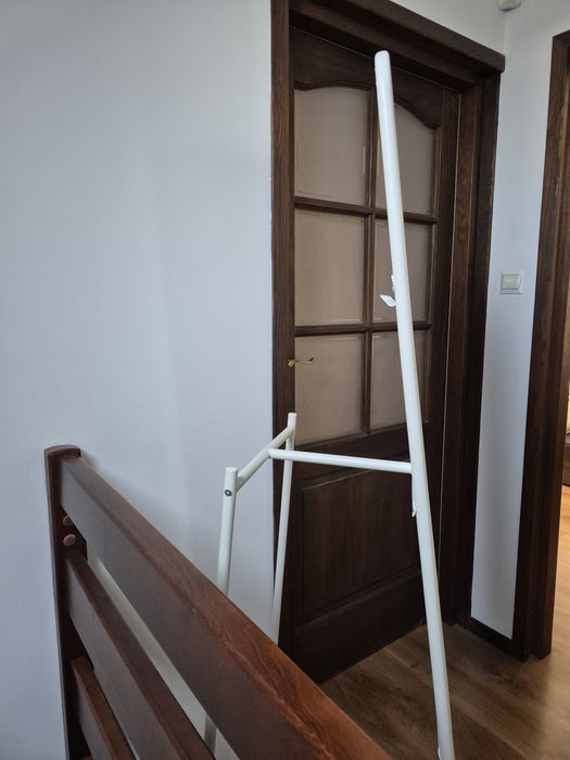 Stojące lustro IKEA z miejscem na wieszaki KNAPPER