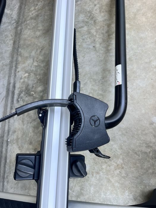 Barras de tejadilho originais Mercedes GLA + suportes de bicicletas Mercedes