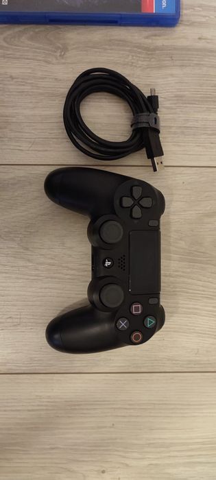 PlayStation 4 SLIM 1TB preta(Excelente estado), comando incluído, cabo