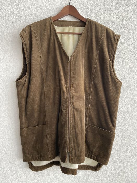 Colete XL castanho de veludo cotelê e pelo branco por dentro