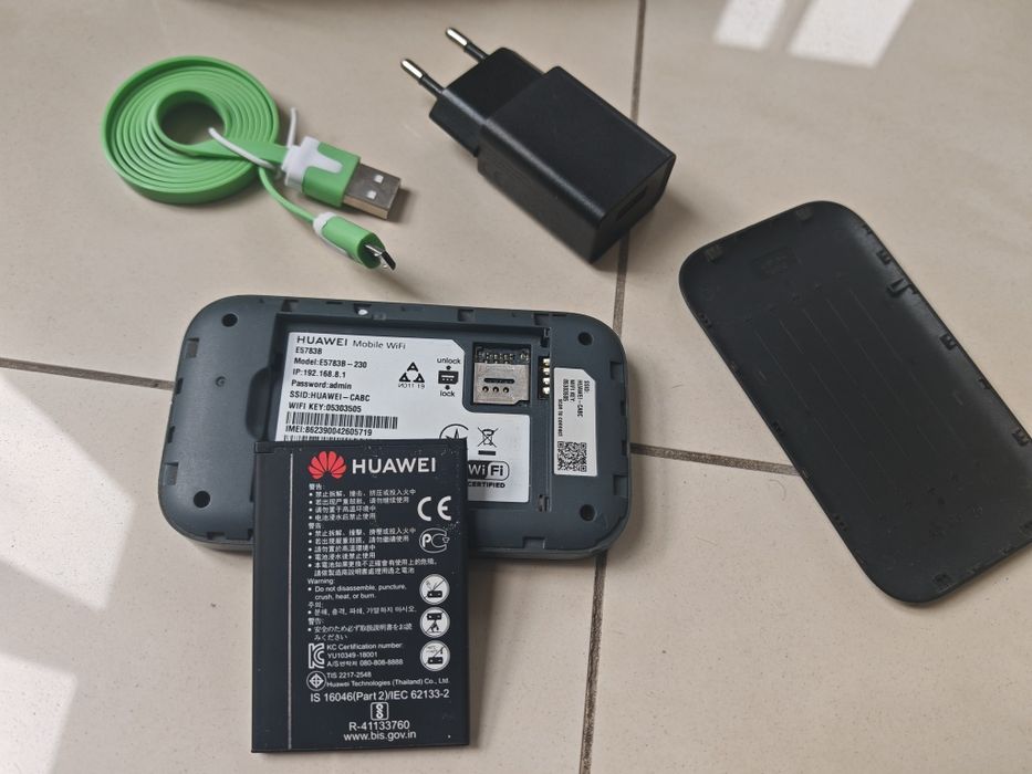 Router Huawei z wejściem na SIM ładowarką, kabelkiem USB, modem LTE 4G