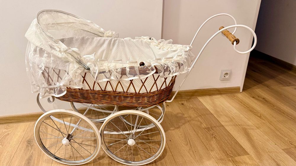 wiklinowy wózek dla lalek w stylu retro
