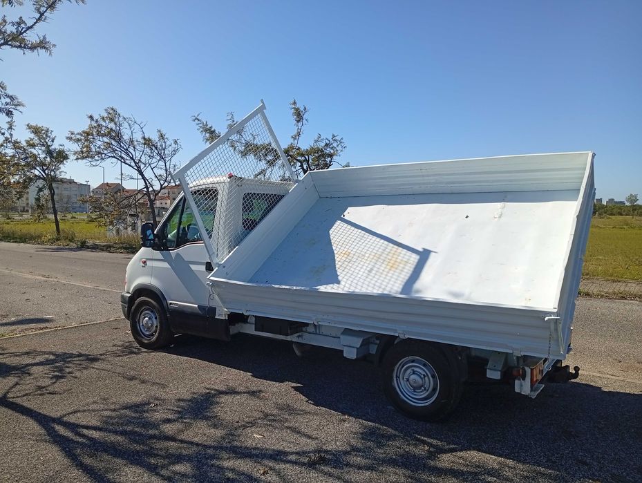 Aluguer de carrinha de caixa aberta com tribasculante