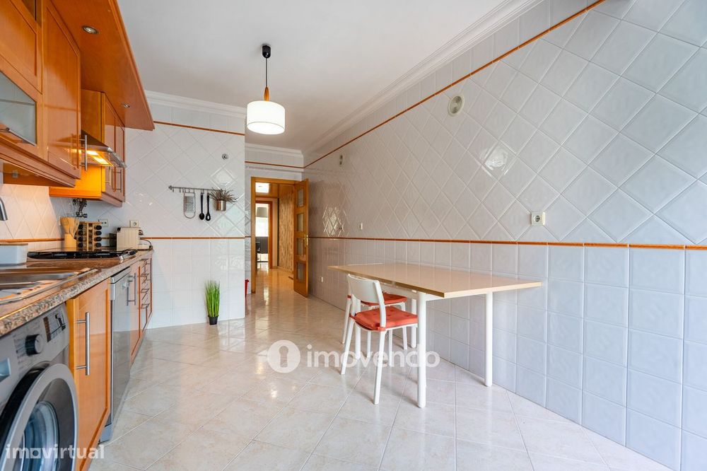 Apartamento T2 com estacionamento e terraço, em Vialonga