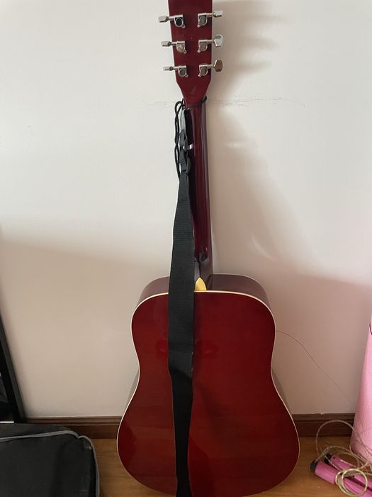 Guitarra usada precisa cordas