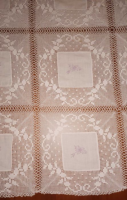 Toalha de mesa de linho, renda e bordados