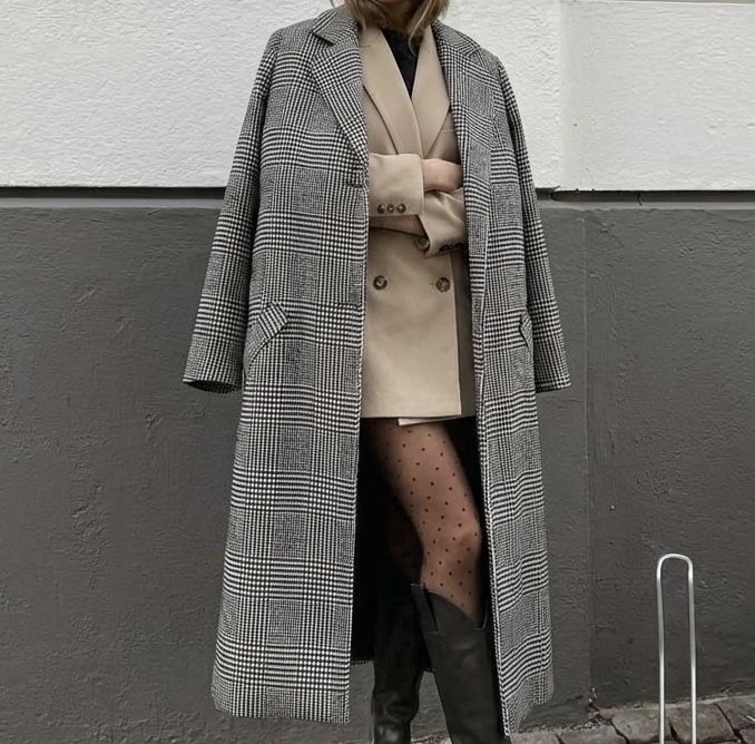 Стильне весняне пальто у клітинку