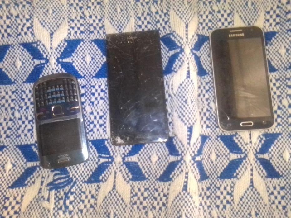 Varios telemóveis avariados
