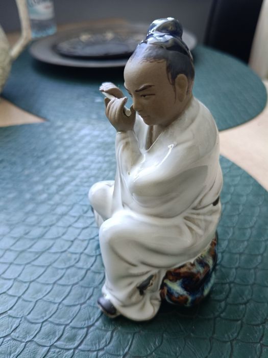 Stara figurka z porcelany