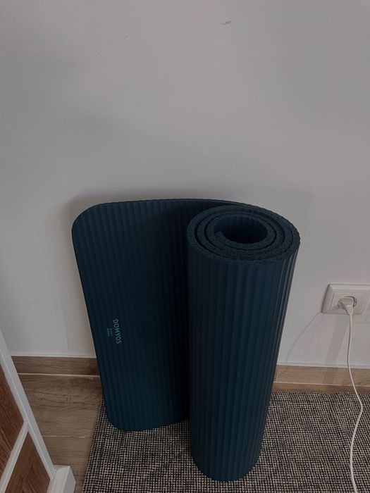 tapete de yoga y dois halteres de dois quilos
