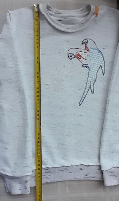 Біла кофта з папугами