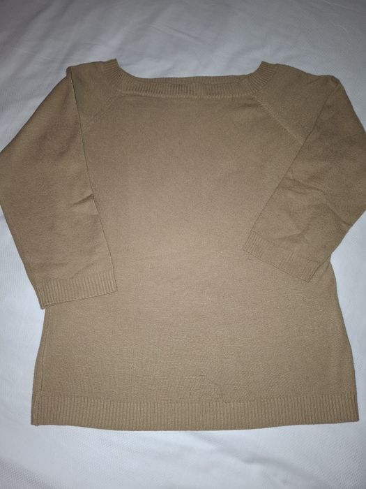 Várias peças de roupa usada