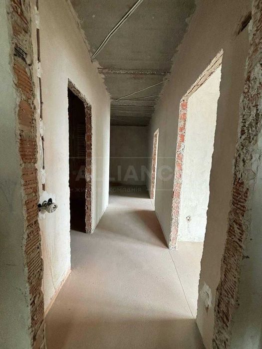 Простора 2-х.кімнатна квартира 71м2 з частковим ремонтом . біля Арсену