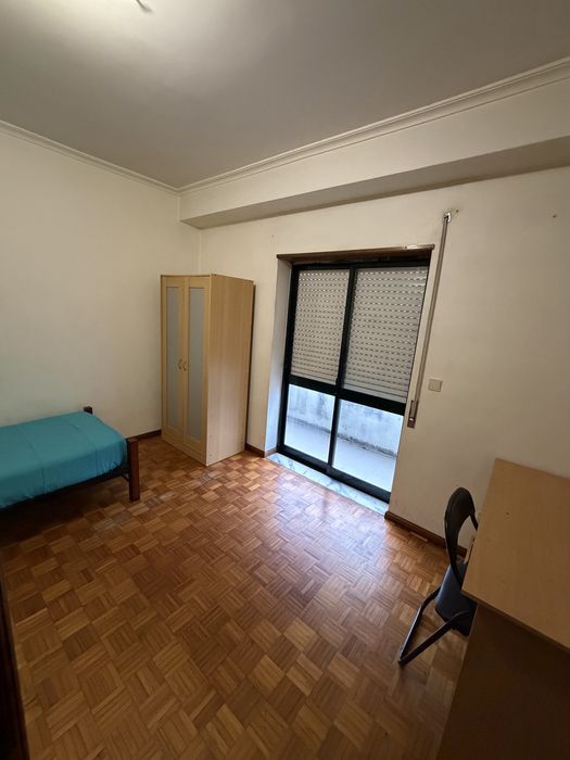 Aluga-se quarto com varanda a trabalhador (preferência)