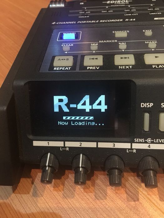 Gravador Digital Portátil Edirol by Roland R-44 “Field Recorder