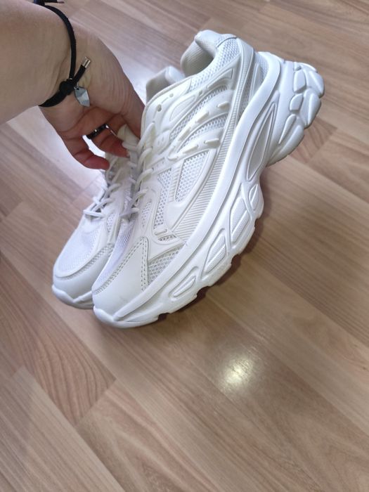 Sprzedam  nowe buty sportowe białe