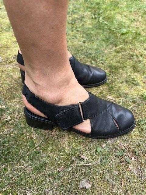 sandały czarne skórzane roz 37 zakryte palce dł24 Caprice +kosmetyczka