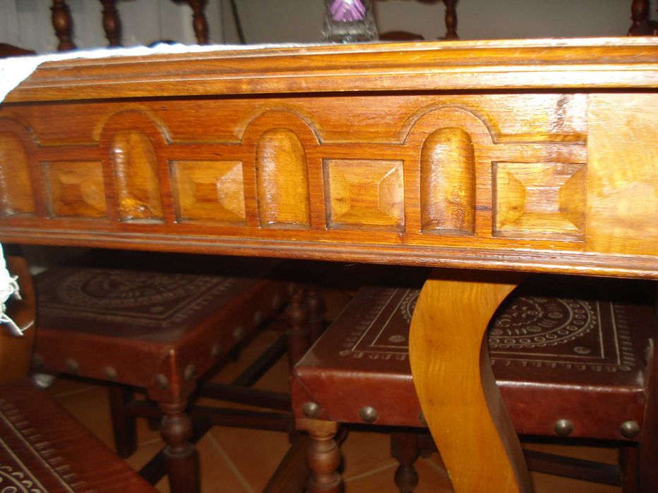 Mesa e seis cadeiras