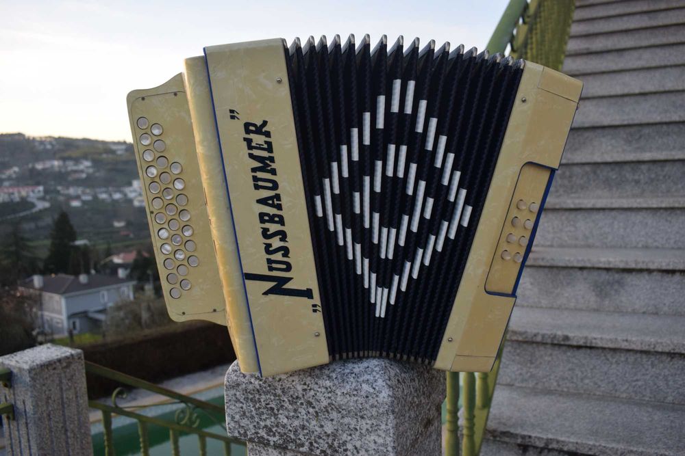 Concertina Nusbaummer 4 voz. Fa La Re