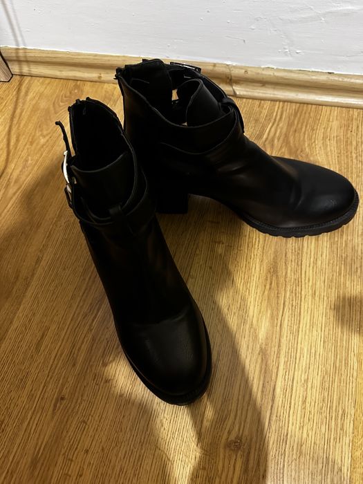 Buty  na obcasie rozm. 40