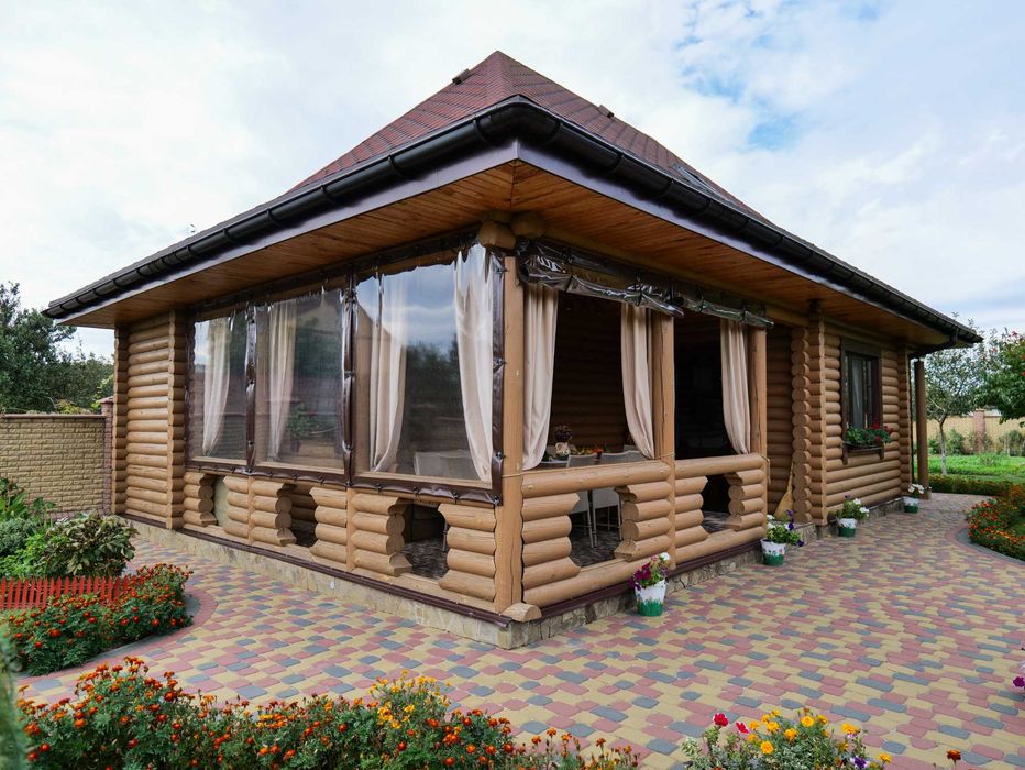 Просторе домоволодіння в передмісті, поблизу лісу!