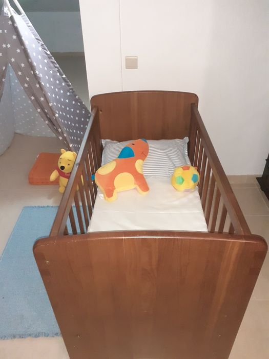 Berço de grades em madeira maciça, com colchão incluído