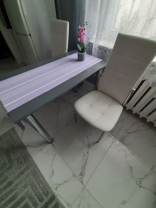 Sprzedam stół z 2 krzesłami jak nowe.