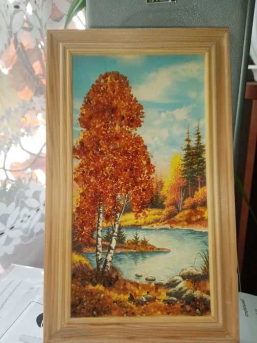 Картина из янтаря в деревянной рамке