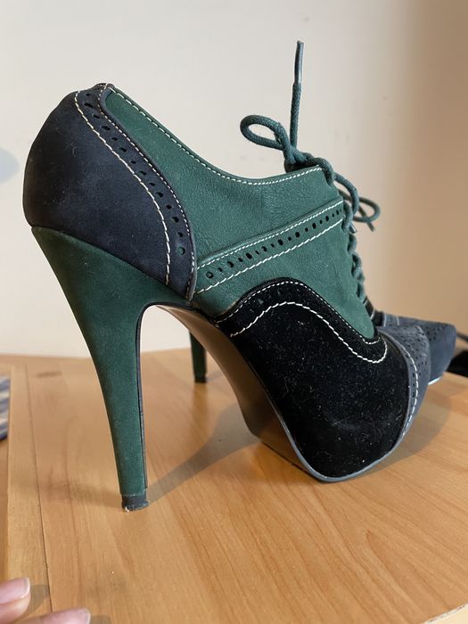 Sapatos de salto alto