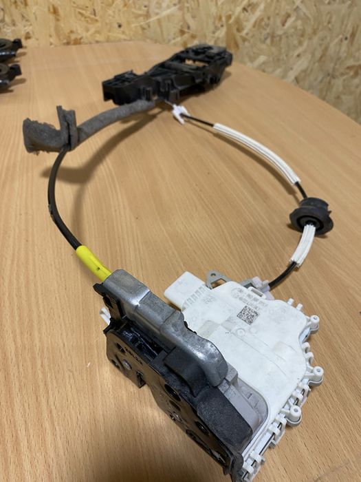 Замок лівої задньої двері Porsche Macan