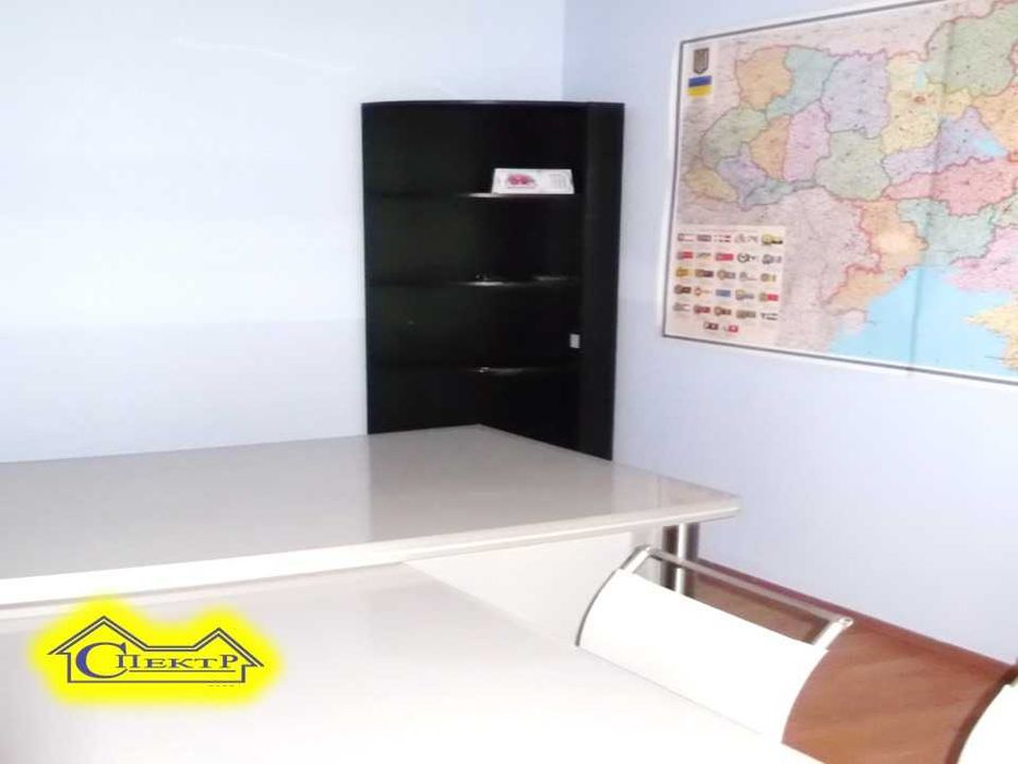 82 кв.м.  вул. Леніна(Свято-Миколаївська), 5 кабінетів .