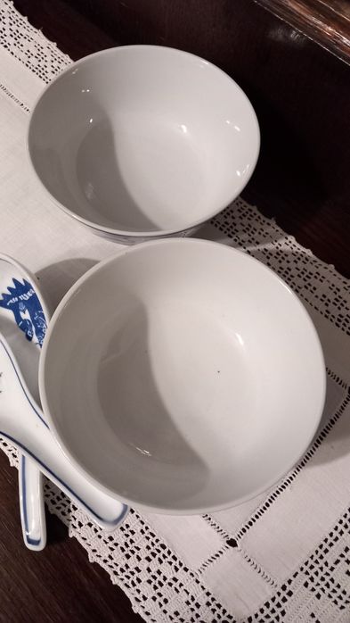 Zestaw Chińskich porcelanowych miseczek i łyżek.