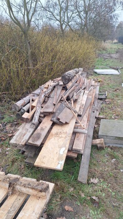 Deski, stemple, pozostałości po budowie