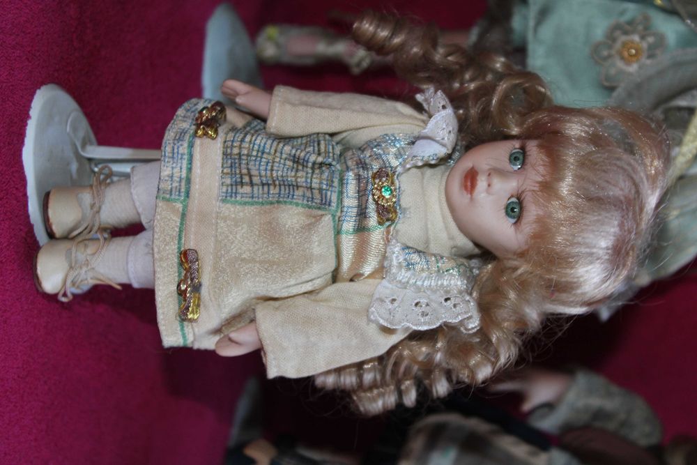 Kolekcjonerska lalka porcelanowa na stojaku"