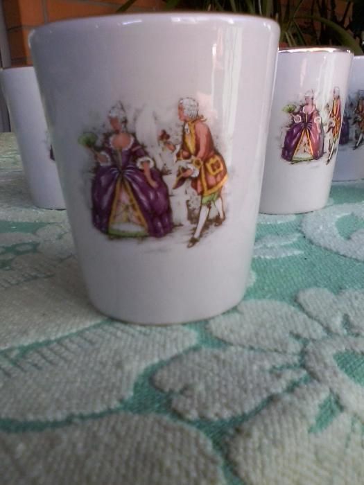 Copos Antigos em Porcelana Pintados com Figuras