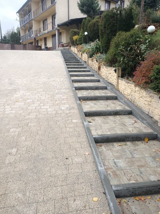 Transport, minikoparka, koparko ładowarka, kucie betonu, kostka brukow