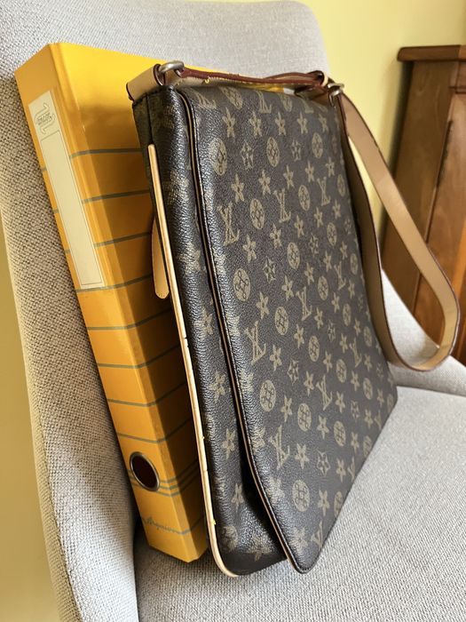 Mala de senhora em pele castanha com monograma LV