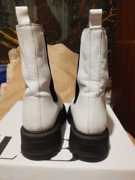 Чоботи жіночі, білі, натуральна шкіра у відмінному стані