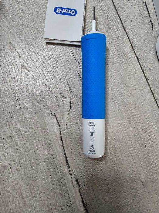 Szczoteczka elektryczna Oral-B Vitality 100 Cross Acrion niebieska