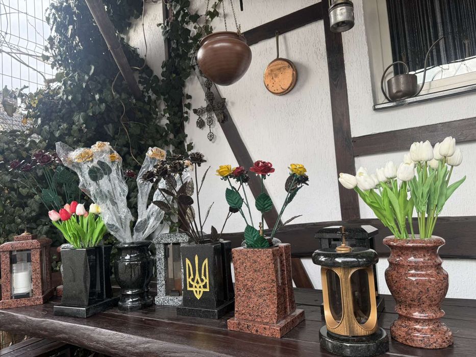 Ваза гранітна з тризубом