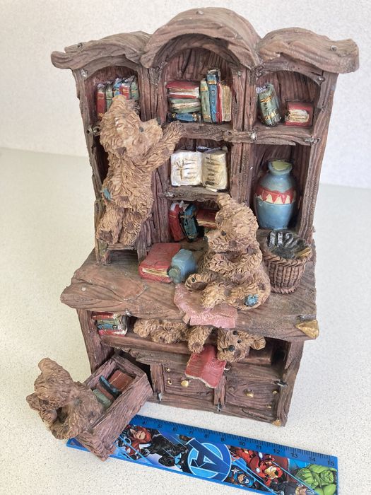 Objecto decorativo em cerâmica com ursos numa estante